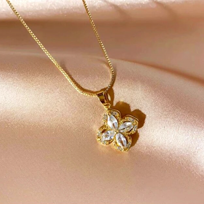 Collar Flor Brillante: ¡El Toque de Glamour que Ilumina tu Estilo! 💖✨