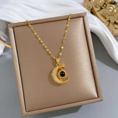 Collar Media Luna: ¡Lleva el Brillo del Cosmos Contigo! 🌙✨